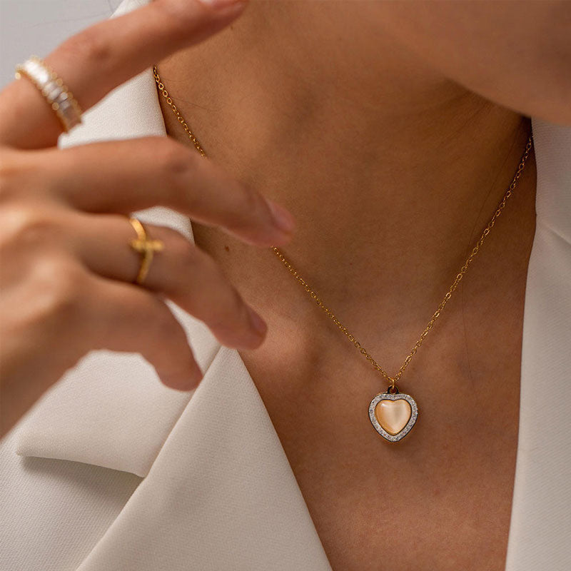 Simple Retro cat Eye Stone Heart-shaped Pendant Necklace with a High-end and Fashionable Heart Titanium Steel Lock Chain