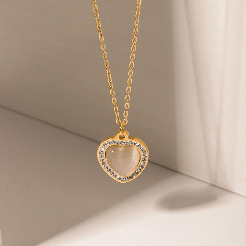 Simple Retro cat Eye Stone Heart-shaped Pendant Necklace with a High-end and Fashionable Heart Titanium Steel Lock Chain