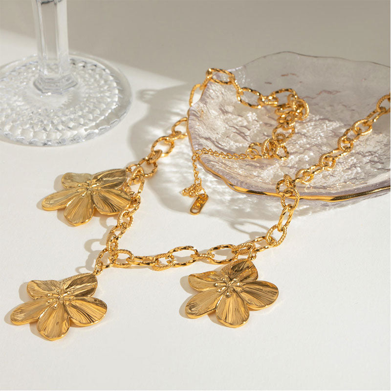 Fashion Patterned 18k Gold Stainless Steel Flower Necklace, Retro Exaggerated Three Petal Flower Pendant Jewelry
