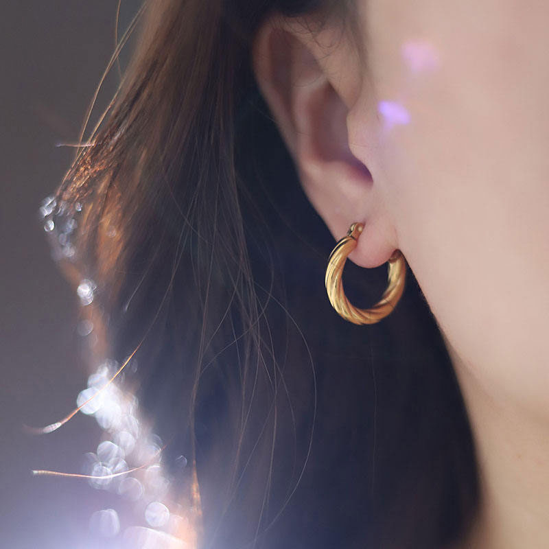 2025 New Design Trendy Stainless Steel PVD 18K Gold Plated Twist Hoop Pendant Earrings Wholesale