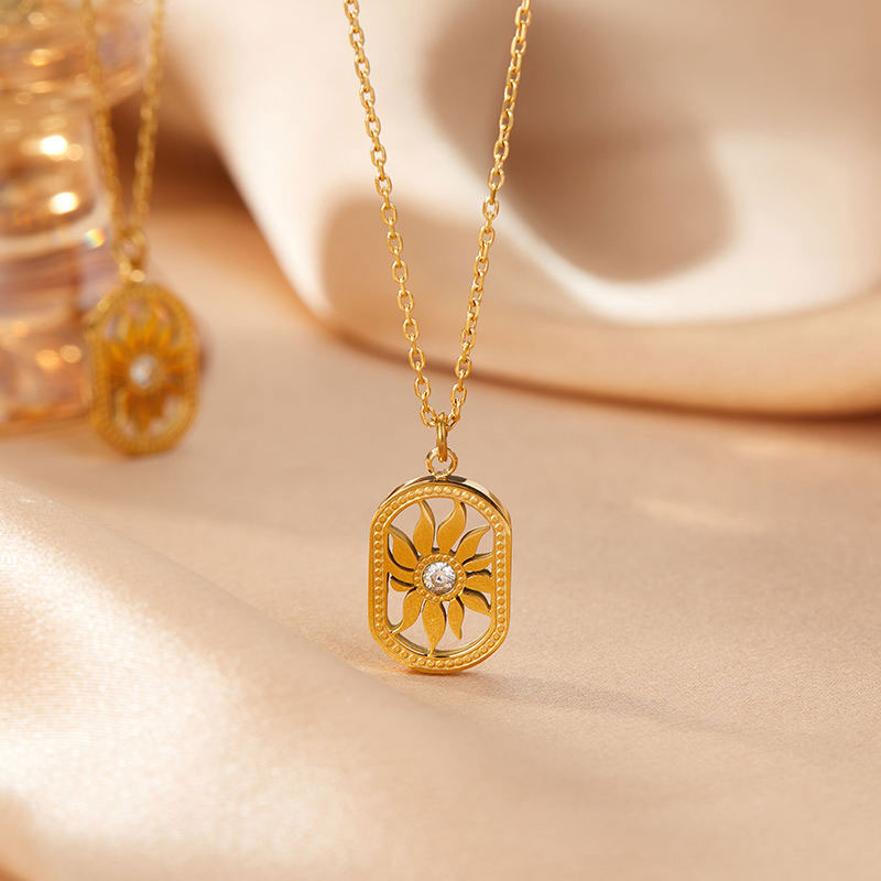 Fashion Statement PVD 18k Gold Metallic Texture Sun Fine Jewelry Necklaces Stainless Steel Fashion Pendant Necklaces for Women