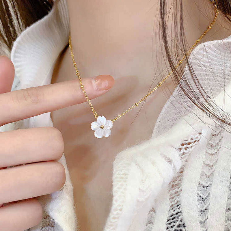 French Luxury Style Exquisite Peach Blossom Flower Necklace Trendy Stainless Steel Gold for Women Elegant Fashionable Wholesale
