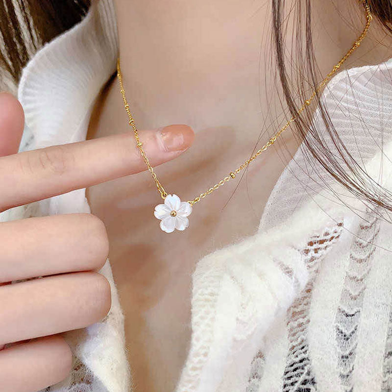 French Luxury Style Exquisite Peach Blossom Flower Necklace Trendy Stainless Steel Gold for Women Elegant Fashionable Wholesale