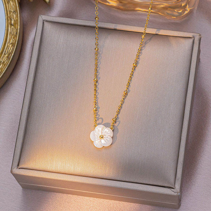French Luxury Style Exquisite Peach Blossom Flower Necklace Trendy Stainless Steel Gold for Women Elegant Fashionable Wholesale