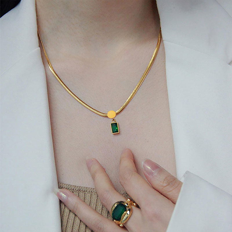 French 18K Gold-plated Stainless Steel Necklace, Fashionable Retro Women's Necklace Green square Zircon Pendant Snake Chain