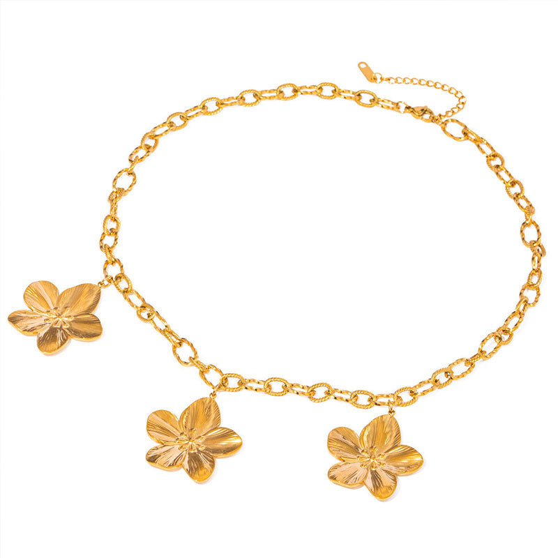 Fashion Patterned 18k Gold Stainless Steel Flower Necklace, Retro Exaggerated Three Petal Flower Pendant Jewelry