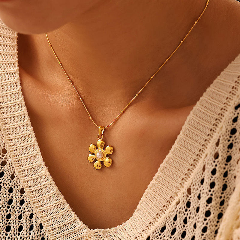 PVD 18k Gold Plated Imitation Pearl Chains Pretty Flower Pendant Necklace for Women