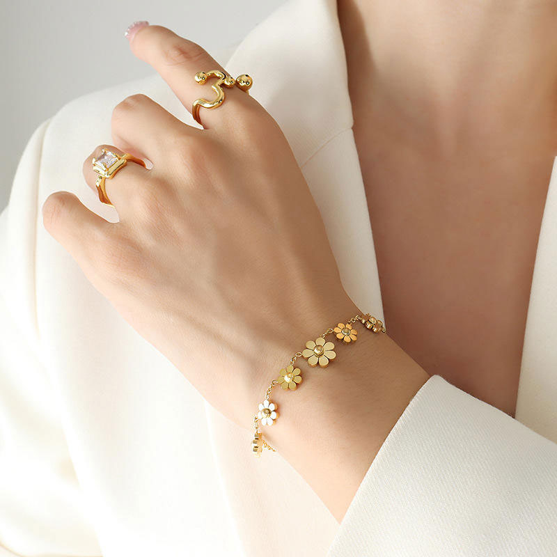 Fashion Statement Elegant Jewelry Fade Resistant Durable 18k Gold Plated Custom Flower Fashion Bangle Bracelet Jewelry for Women